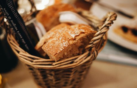 טעם המנהג להניח הלחם על השולחן במהלך סעודת השבת